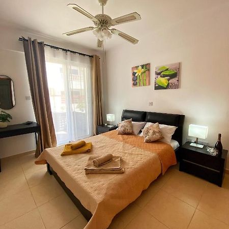 Cozy Poolside Apartment Paphos Kültér fotó
