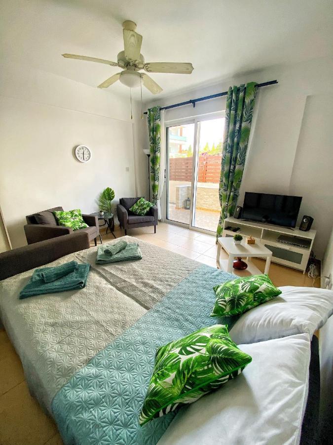 Cozy Poolside Apartment Paphos Kültér fotó