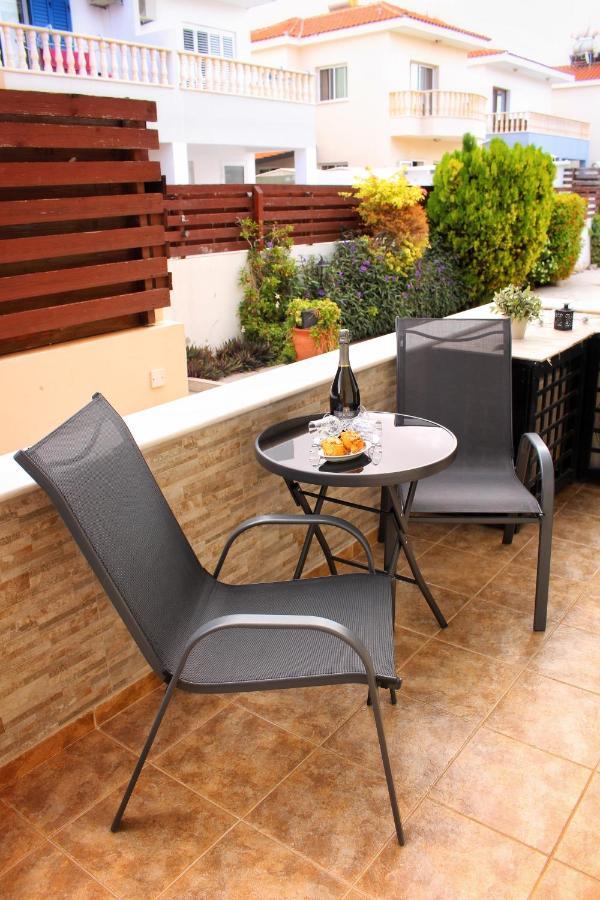 Cozy Poolside Apartment Paphos Kültér fotó
